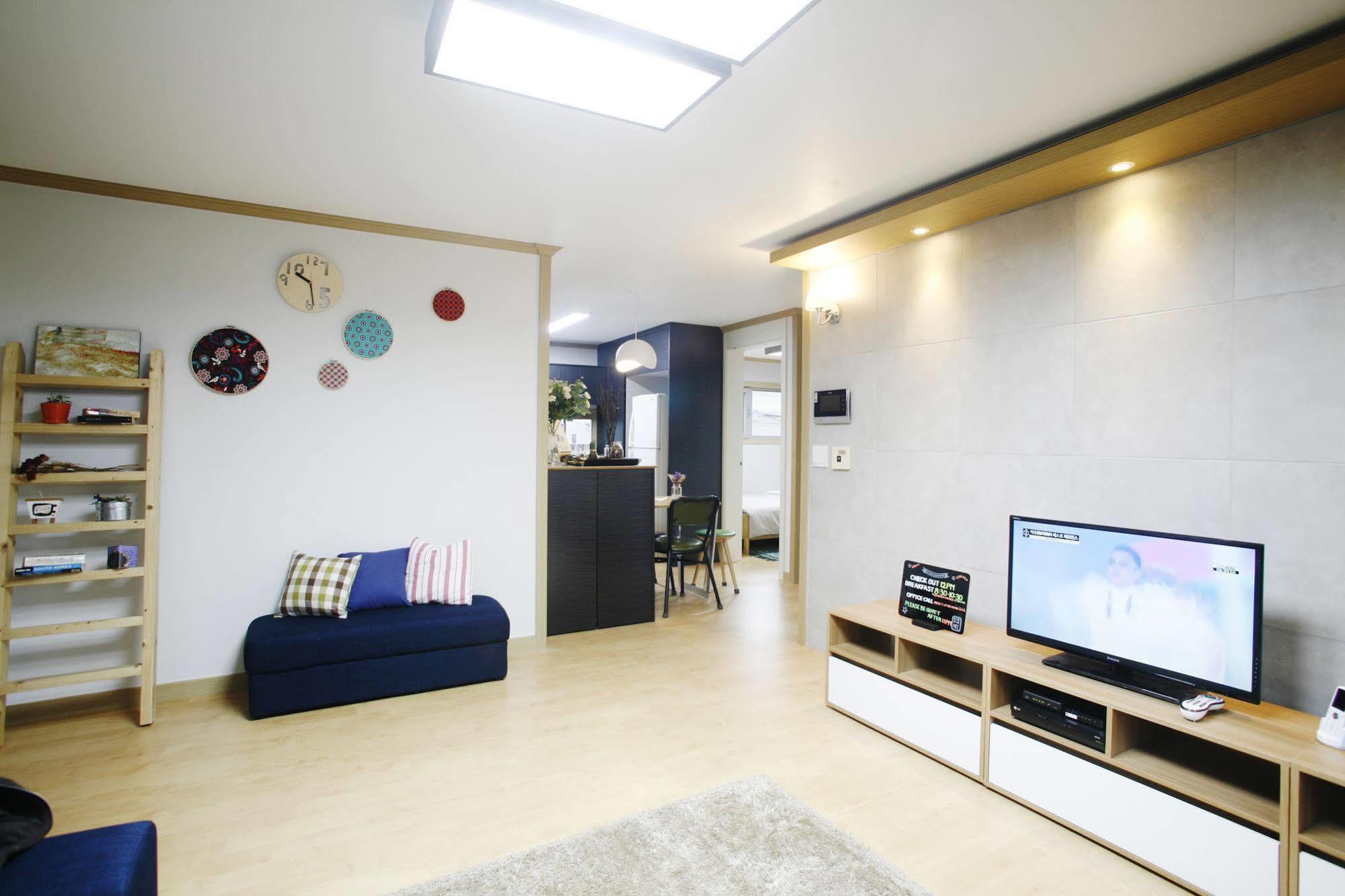 Lee & No Hongdae Guest house 2*