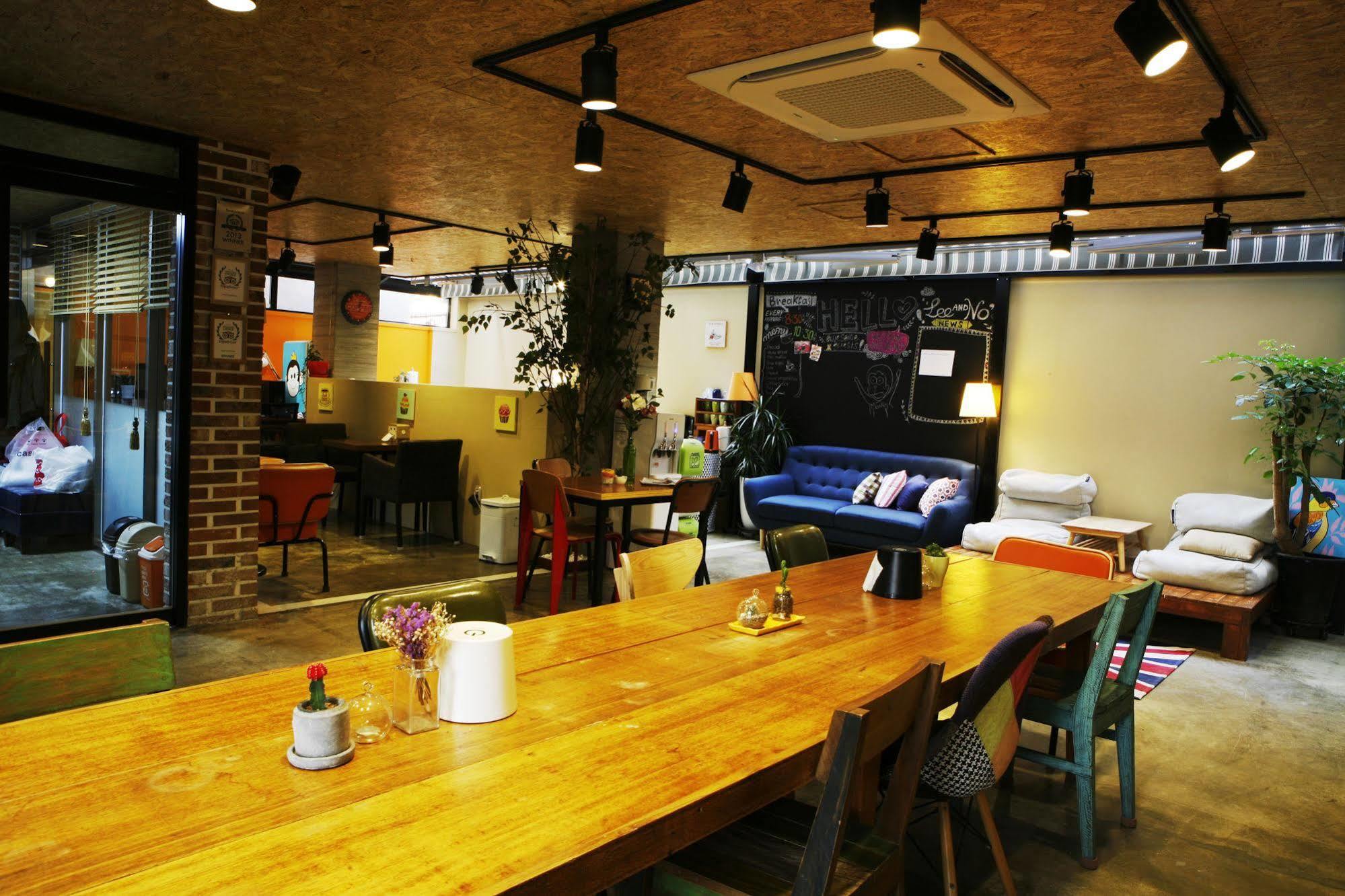 Lee & No Hongdae