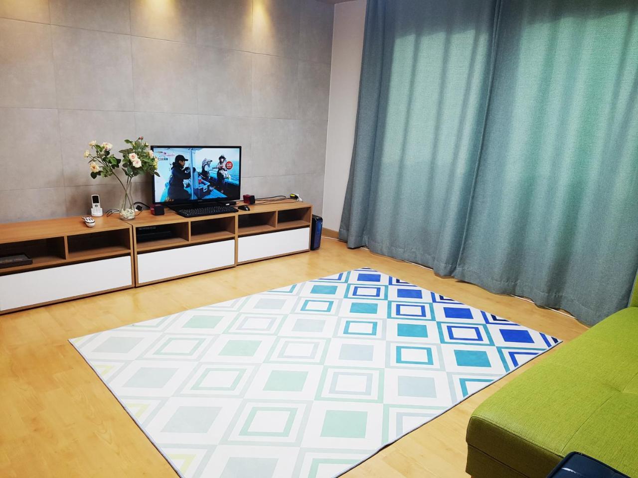 Lee & No Hongdae Guest house 2*