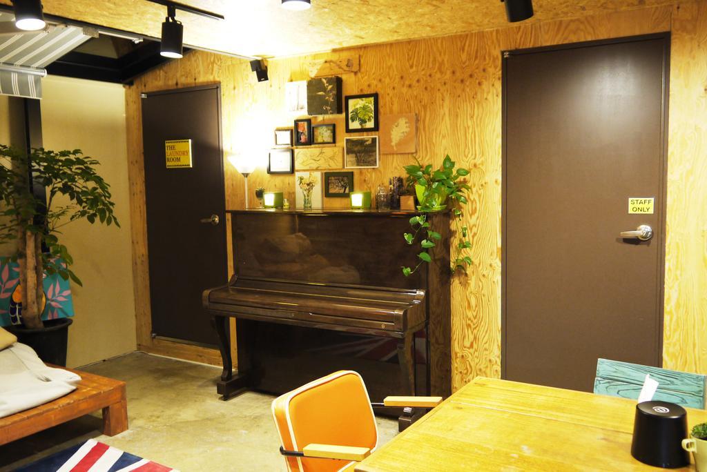 Lee & No Hongdae